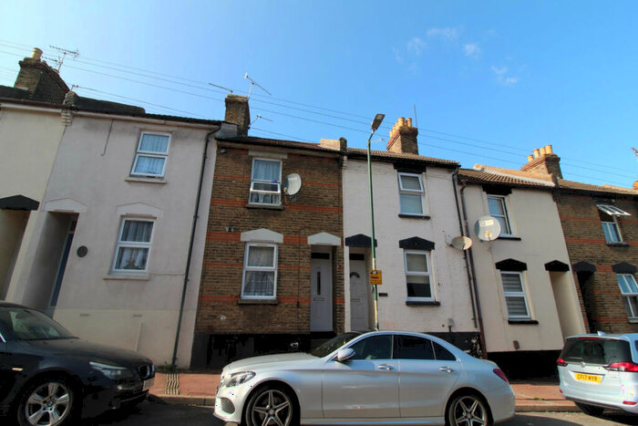 3 Bedroom Terraced House To Rent In Castle Road, Chatham, Kent, ME4