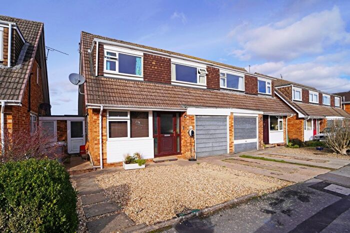 3 Bedroom Semi-Detached House For Sale In Stapleton Close, Highworth, Swindon, SN6