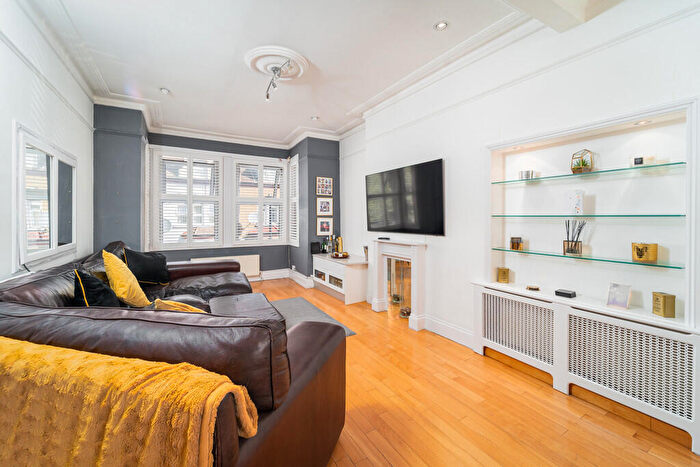 3 Bedroom Apartment For Sale In Hampden Road, Harringay, N8