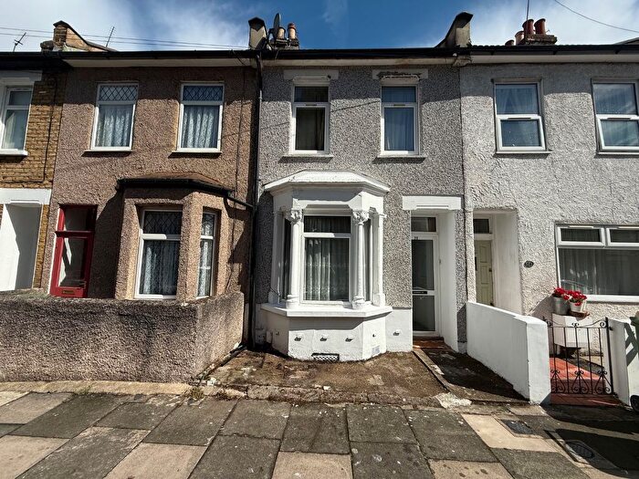 1 Bedroom Flat To Rent In Winchester Road, Highams Park, E4