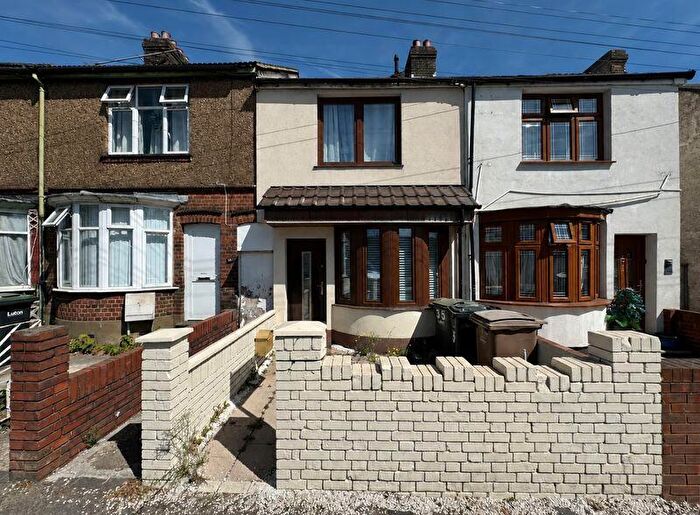 2 Bedroom Terraced House For Sale In Kingsway, Luton, LU4