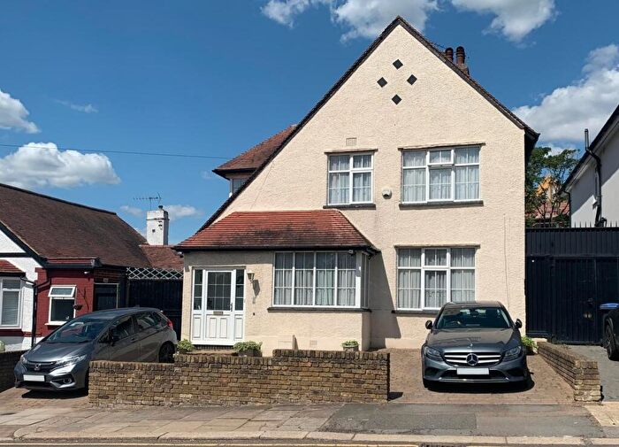 4 Bedroom Detached House For Sale In Oak Avenue, Enfield, EN2