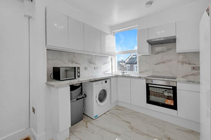 4 Bedroom Flat To Rent In Oaklands Grove, Shepherds Bush, W12