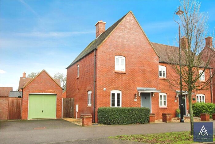 3 Bedroom Semi Detached House For Sale In Poppyfields Way, Brackley, Northamptonshire, NN13
