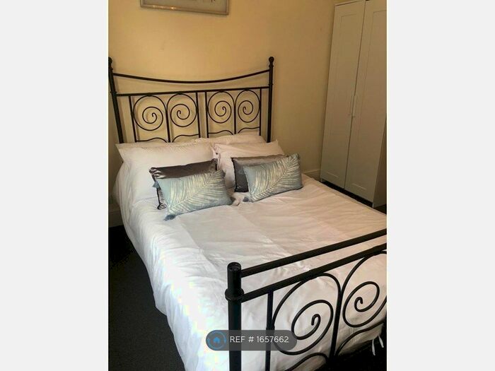 1 Bedroom Flat To Rent In Yew Tree Road, Slough, SL1