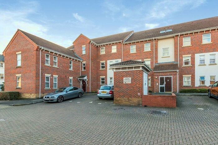 2 Bedroom Flat To Rent In Mary Court, Chatham, Kent, ME4