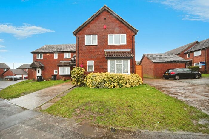 4 Bedroom Detached House For Sale In Fieldfare Green, Luton, LU4