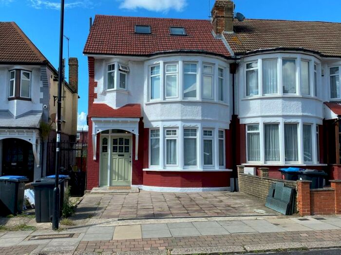 6 Bedroom Semi-Detached House To Rent In Grenoble Gardens, Palmers Green, N13