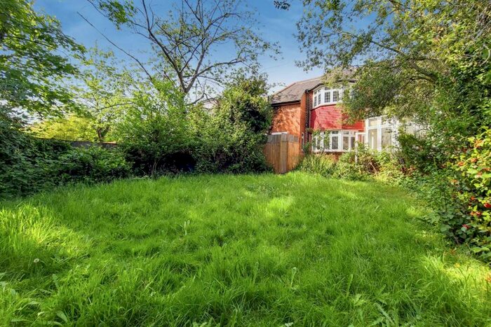 5 Bedroom Semi-Detached House To Rent In The Ridgeway, Golders Green, London, NW11