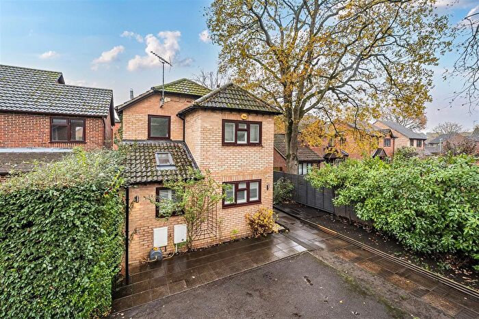 2 Bedroom Semi Detached House For Sale In Vermont Woods Finchampstead, Berkshire, RG40