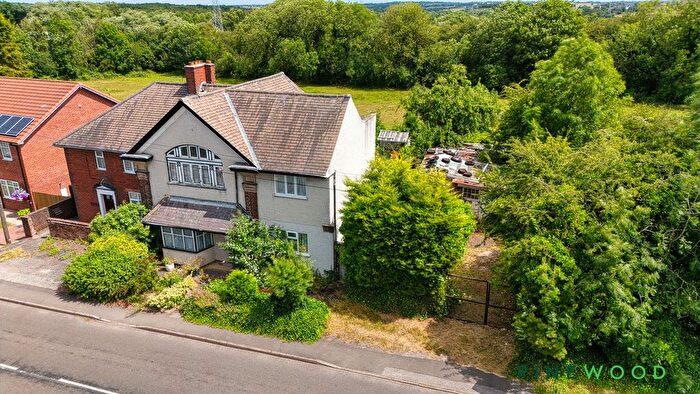 4 Bedroom Semi-Detached House For Sale In Troughbrook Road, Hollingwood, S43