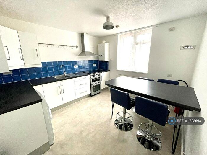 2 Bedroom Flat To Rent In Chates Farm Court, Brighton, BN2