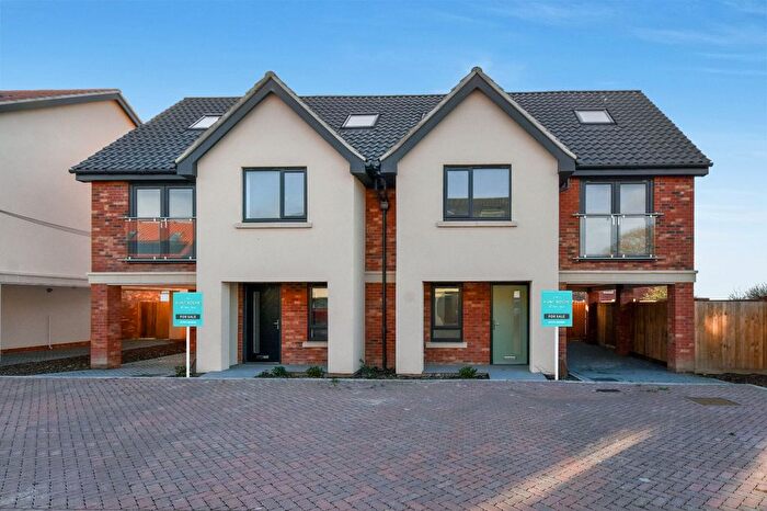 4 Bedroom Terraced House For Sale In - Windermere Avenue, Hullbridge, Essex, SS5