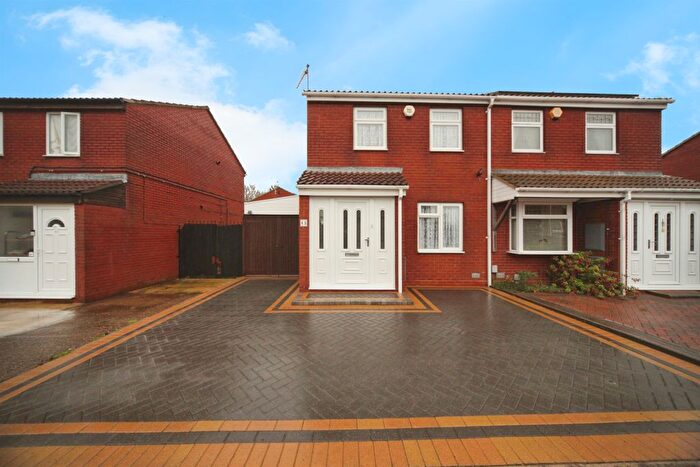 3 Bedroom Semi Detached House For Sale In Peregrine Road, Luton, LU4