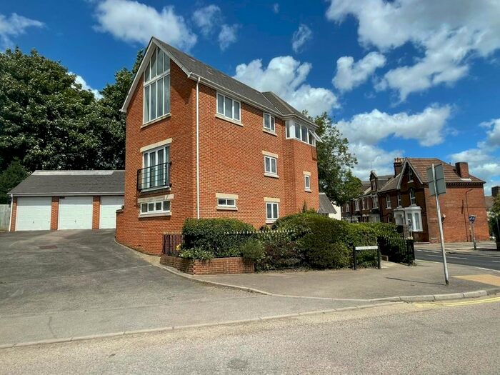 2 Bedroom Penthouse To Rent In Ethelbert Road, Rochester, ME1