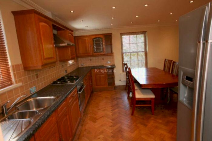4 Bedroom House To Rent In Queen Anne Square, City Centre, CF10