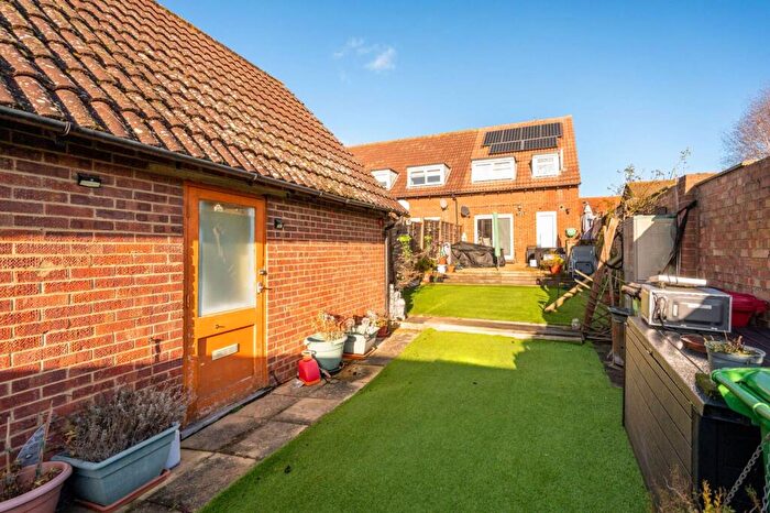 3 Bedroom End Of Terrace House For Sale In Bennetts Close, Cippenham Green, Slough, SL1