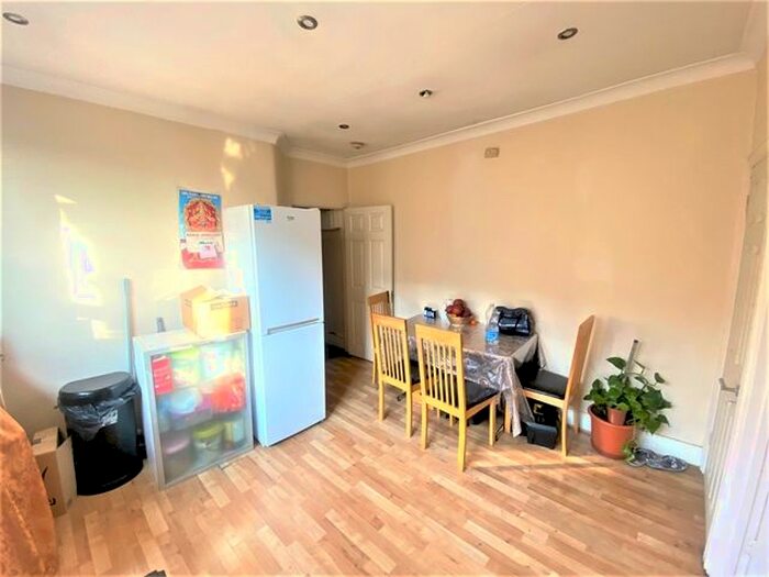 3 Bedroom Flat To Rent In Southcroft Road, Tooting, London, SW17