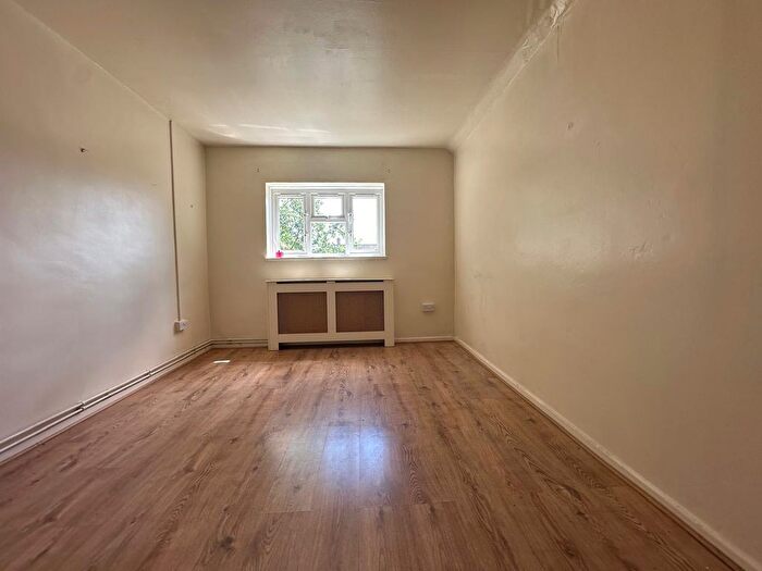 1 Bedroom Flat To Rent In Bastable Avenue, Barking, IG11