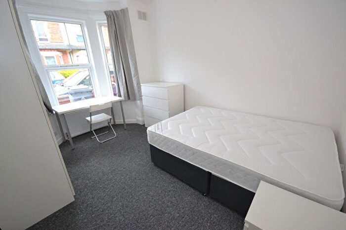 6 Bedroom Terraced House To Rent In Grange Avenue, Reading, RG6