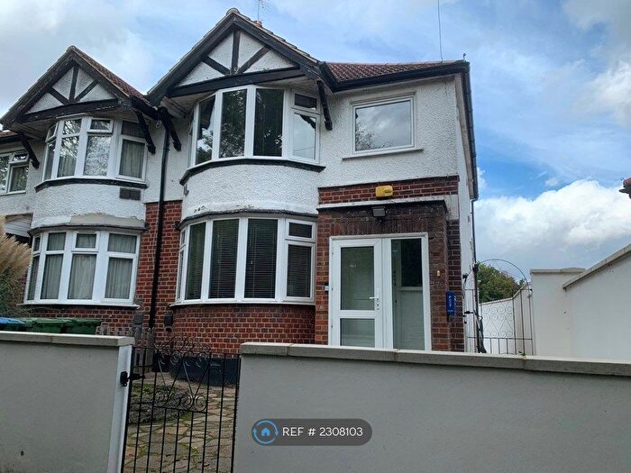 3 Bedroom Semi-Detached House To Rent In North Western Avenue, Watford, WD25