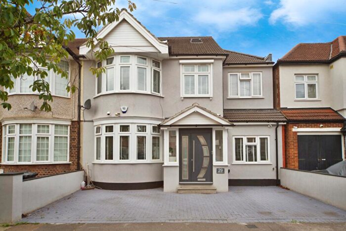 6 Bedroom End Of Terrace House For Sale In Mannin Road, Romford, RM6