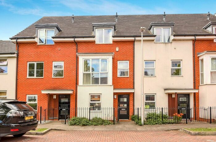 3 Bedroom Terraced House To Rent In Lindisfarne Way, Reading, Berkshire, RG2