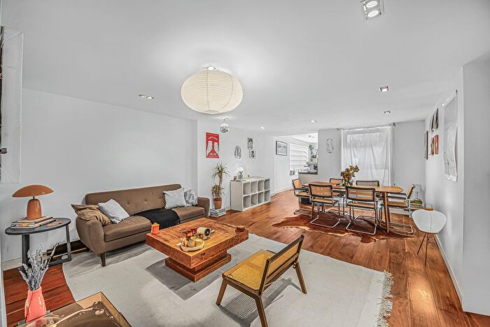 1 Bedroom Flat For Sale In Hoxton Square, Islington, London, N1