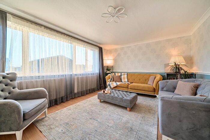 3 Bedroom Flat For Sale In Macers Court, Broxbourne, Uk, EN10