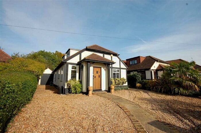 4 Bedroom Detached Bungalow To Rent In Copthall Road East, Ickenham, Uxbridge, UB10