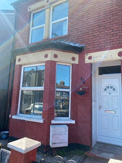 3 Bedroom Terraced House To Rent In Shaftesbury Road, Luton, Bedfordshire, LU4