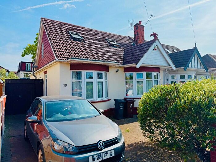 4 Bedroom Bungalow For Sale In Adelaide Gardens, Romford, London, RM6