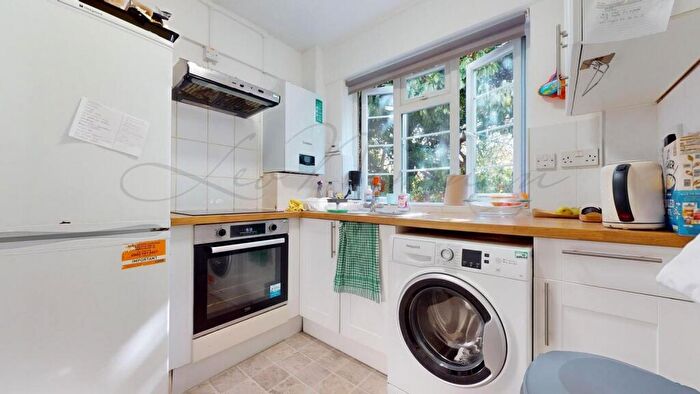 2 Bedroom Flat To Rent In Hendon Way, London, NW2