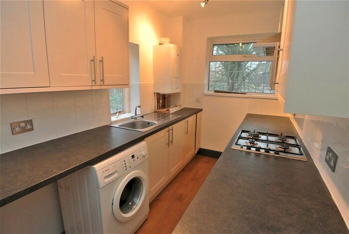 2 Bedroom Maisonette To Rent In Oakfield Glade, Weybridge, KT13