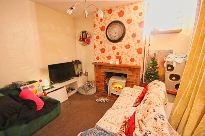 2 Bedroom End Of Terrace House For Sale In Wood Street, Kettering, NN16