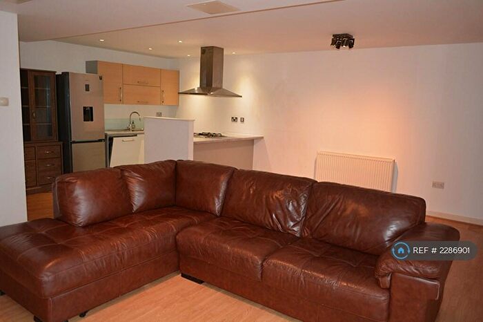 2 Bedroom Flat To Rent In Commercial Road, London, E14