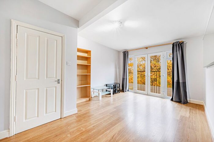 2 Bedroom Flat To Rent In Windermere Road, Ealing, London, W5