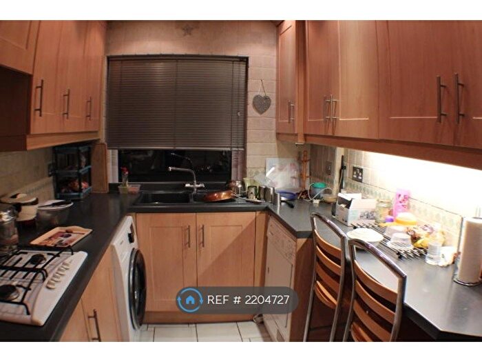 2 Bedroom Flat To Rent In Poplar Way, Ilford, IG6