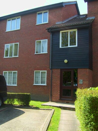1 Bedroom Flat To Rent In Firs Close, Mitcham CR4