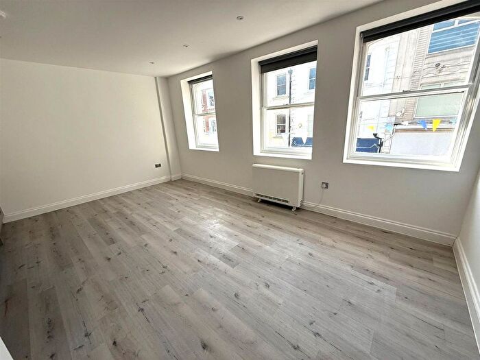 1 Bedroom Flat To Rent In Montague Street, Worthing, BN11