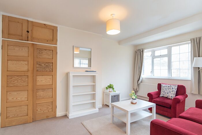 2 Bedroom Flat To Rent In Garden Row, Elephant And Castle, London, SE1