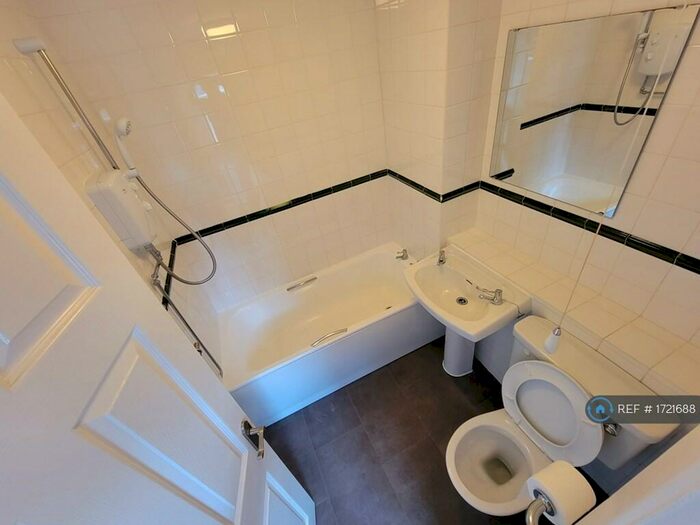 1 Bedroom Flat To Rent In Turnberry Avenue, Leeds, LS17