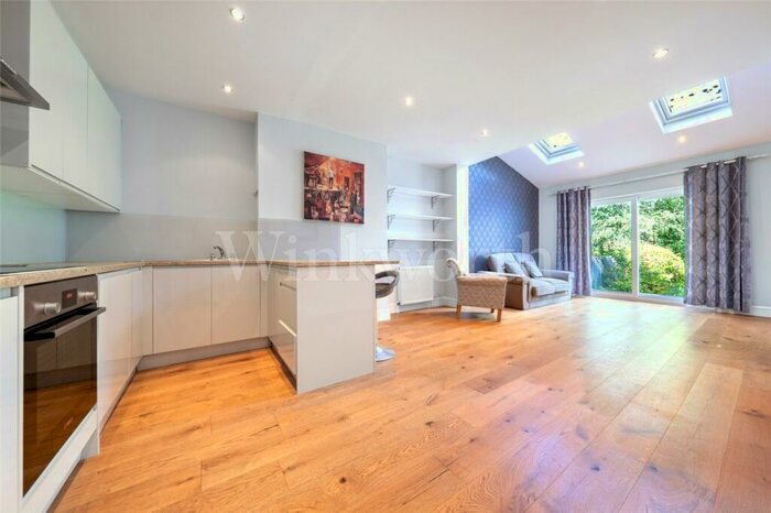 3 Bedroom Apartment To Rent In Templars Avenue, London, NW11