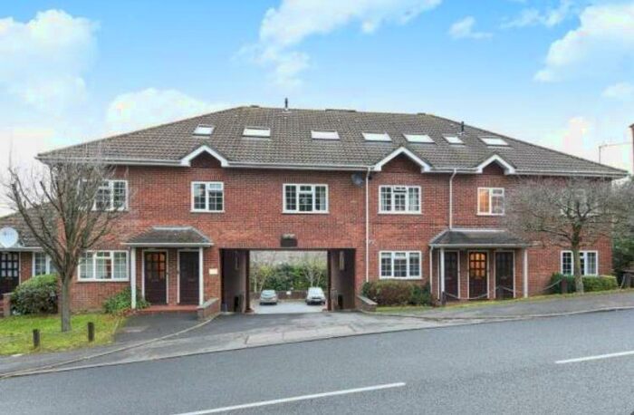 2 Bedroom Flat To Rent In Eskdale Avenue, Chesham, HP5