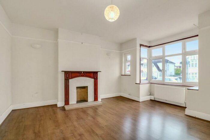 5 Bedroom Semi-Detached House To Rent In The Highlands, Edgware, HA8