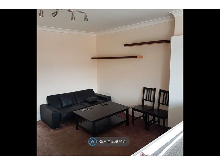 2 Bedroom Flat To Rent In Darkes Lane, Potters Bar, EN6