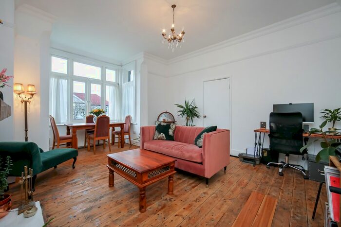 2 Bedroom Flat To Rent In Firs Lodge, Montalt Road, Woodford Green, IG8