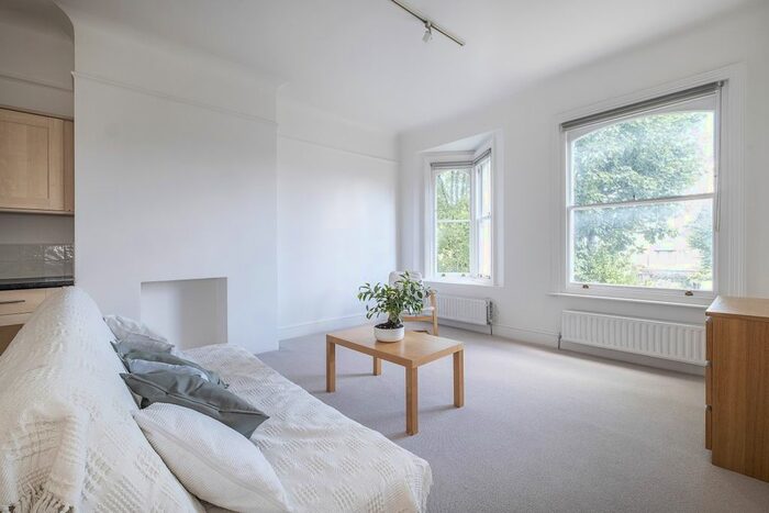 1 Bedroom Flat To Rent In Bedford Hill, London, SW12