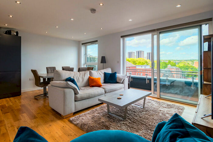 2 Bedroom Apartment To Rent In Tate House, Leeds City Centre, LS2