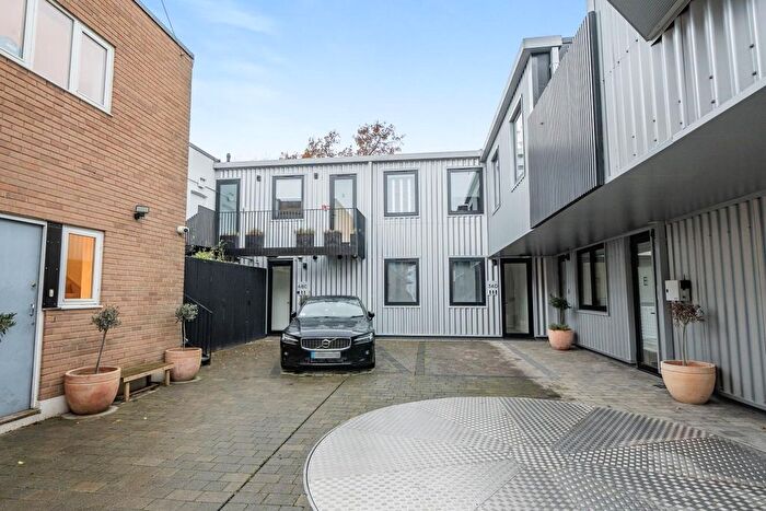 3 Bedroom Flat For Sale In Ravenscroft Road, Beckenham, Kent, BR3